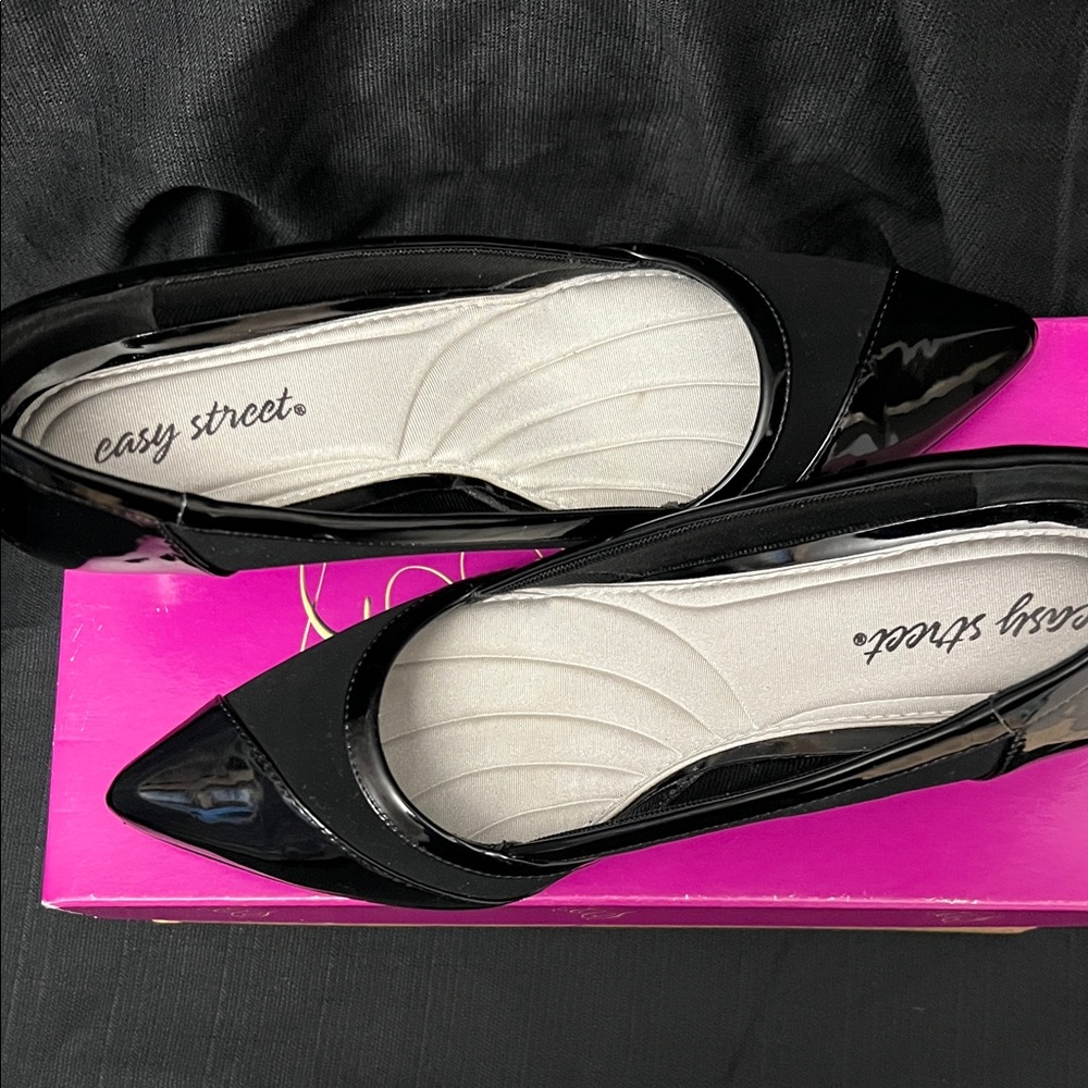 Easy Street Women's Black Patent Flat
Worn in good condition